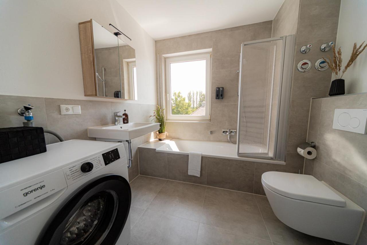 C4S Come4Stay Altoetting - 3-Zi Whg I Zentrale Lage I Parkplatz I Balkon I Wifi I Smarttv I 1 Kingsize, 1 Queensize Bett I Office Arbeitsplatz I Wohnbereich Mit Couch Und Essbereich I Voll Ausgestattete Kueche I Nespresso Bagian luar foto