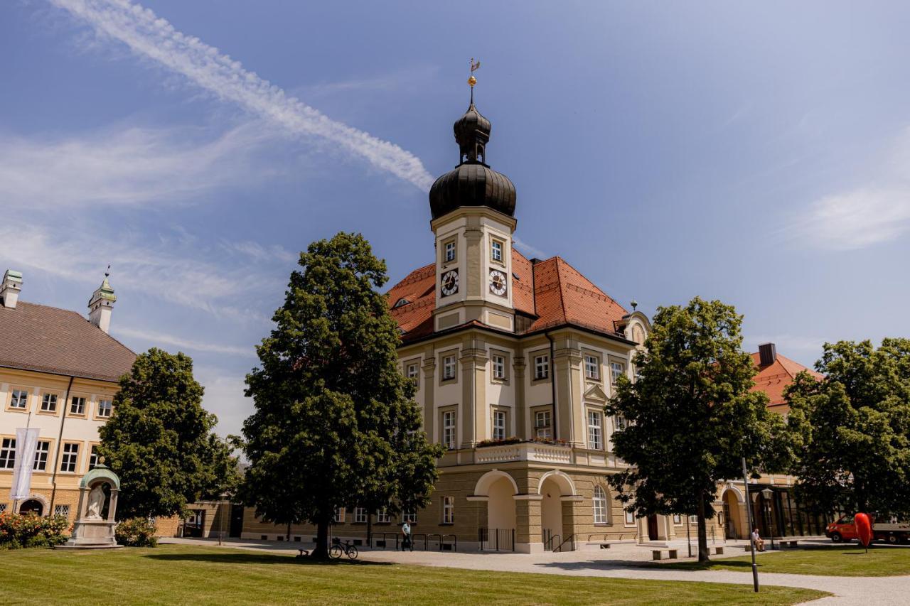 C4S Come4Stay Altoetting - 3-Zi Whg I Zentrale Lage I Parkplatz I Balkon I Wifi I Smarttv I 1 Kingsize, 1 Queensize Bett I Office Arbeitsplatz I Wohnbereich Mit Couch Und Essbereich I Voll Ausgestattete Kueche I Nespresso Bagian luar foto